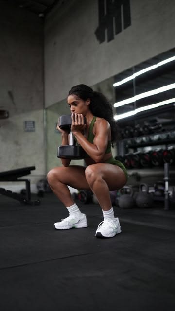 Atleta executando agachamento com halter